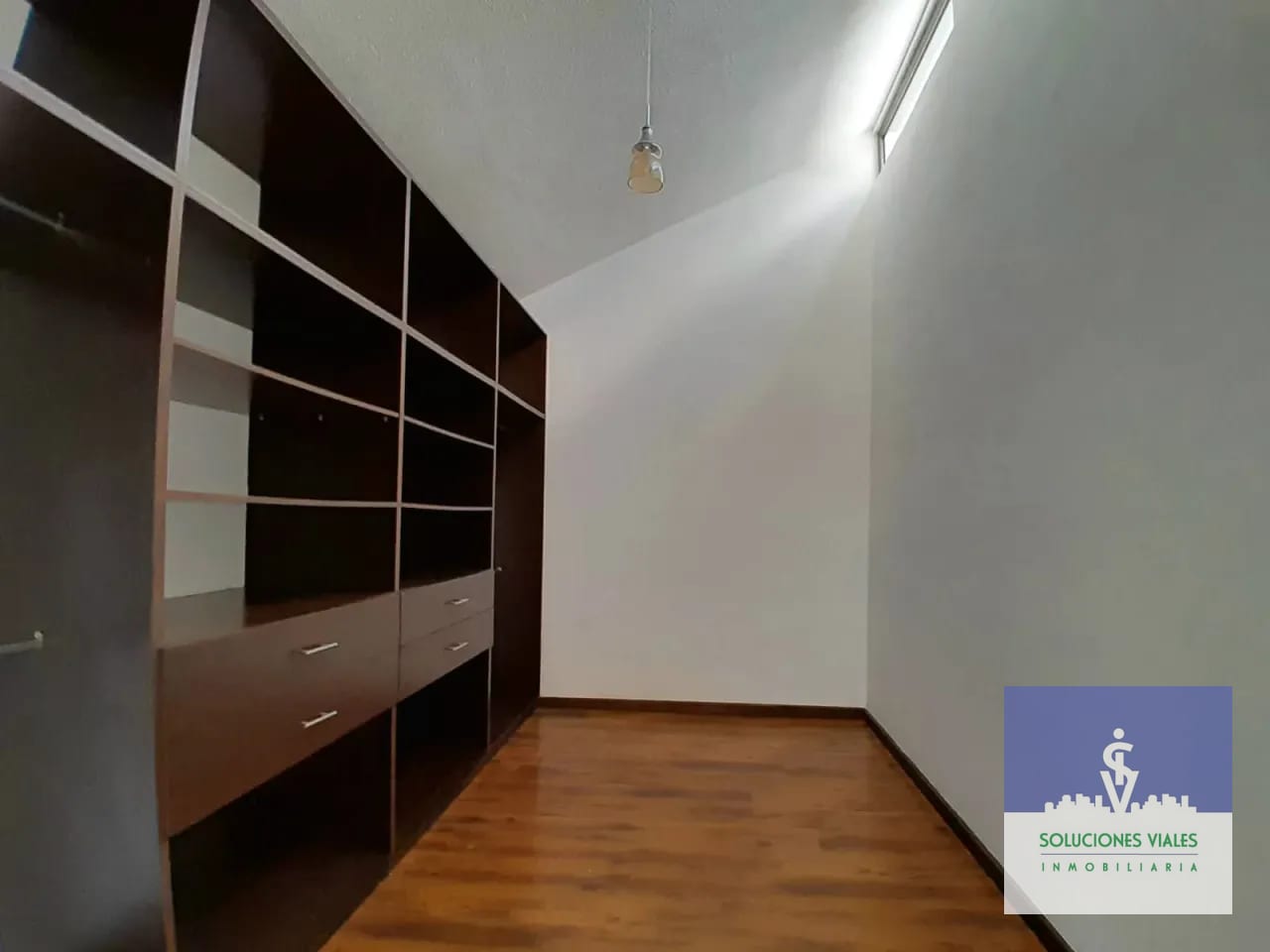 Walk in closet principal — Alquilo Casa Moderna Zona 15, Dentro de Garita — Casa en Alquiler en Trinidad, Zona 15, Guatemala, Ciudad — foto 11 de 15