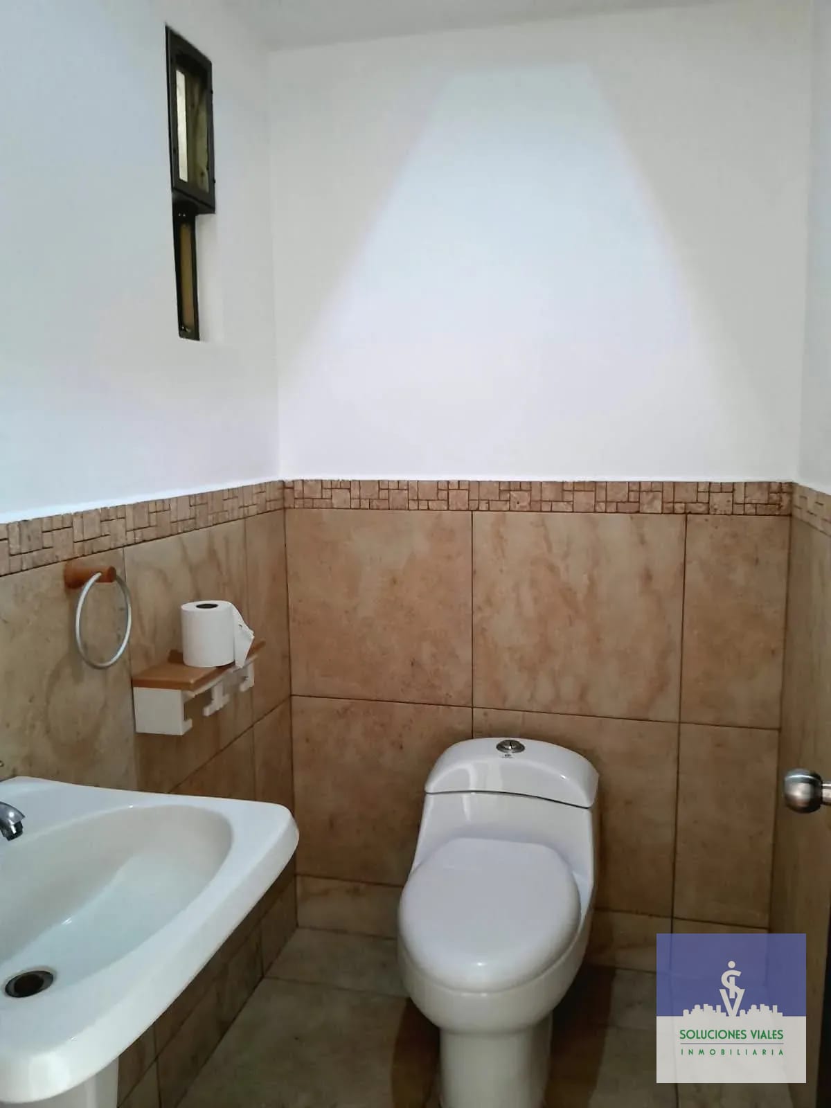 Baño — Alquilo Casa Moderna Zona 15, Dentro de Garita — Casa en Alquiler en Trinidad, Zona 15, Guatemala, Ciudad — foto 13 de 15