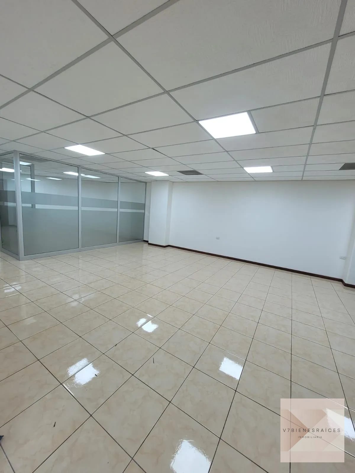 Amplia Oficina en Renta Zona 10 — Oficina en Alquiler en Reforma 10 (Reforma Business Center), Zona 10, Guatemala, Ciudad — foto 1 de 8
