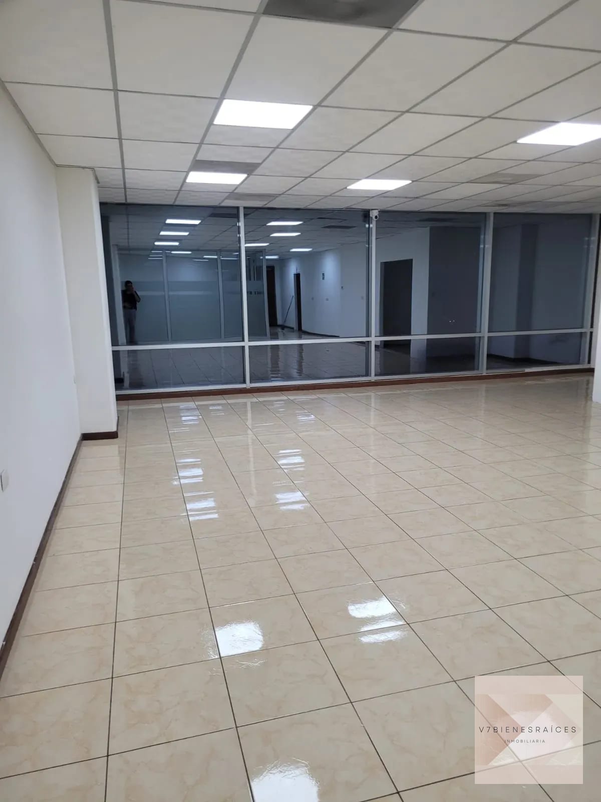 Amplia Oficina en Renta Zona 10 — Oficina en Alquiler en Reforma 10 (Reforma Business Center), Zona 10, Guatemala, Ciudad — foto 2 de 8