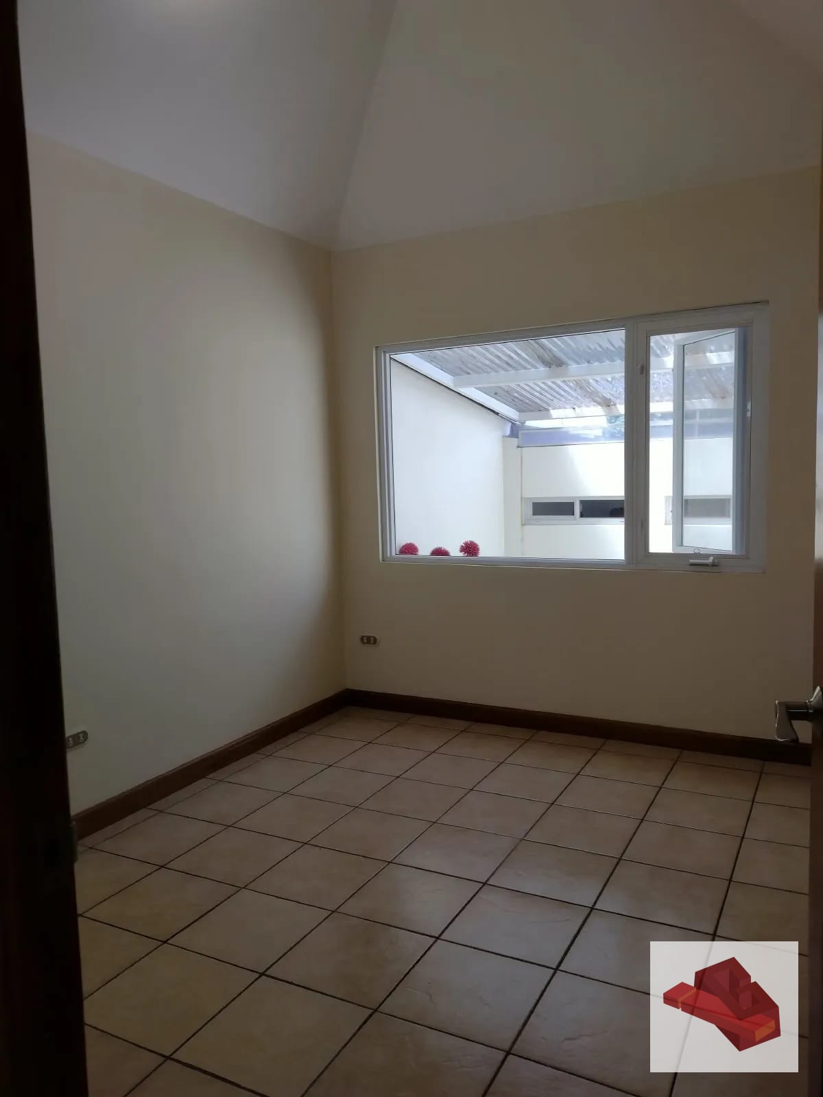 Linda casa en Muxbal 3 dormitorios y estudio — Casa en Venta en Muxbal, Guatemala, Ciudad — foto 3 de 9