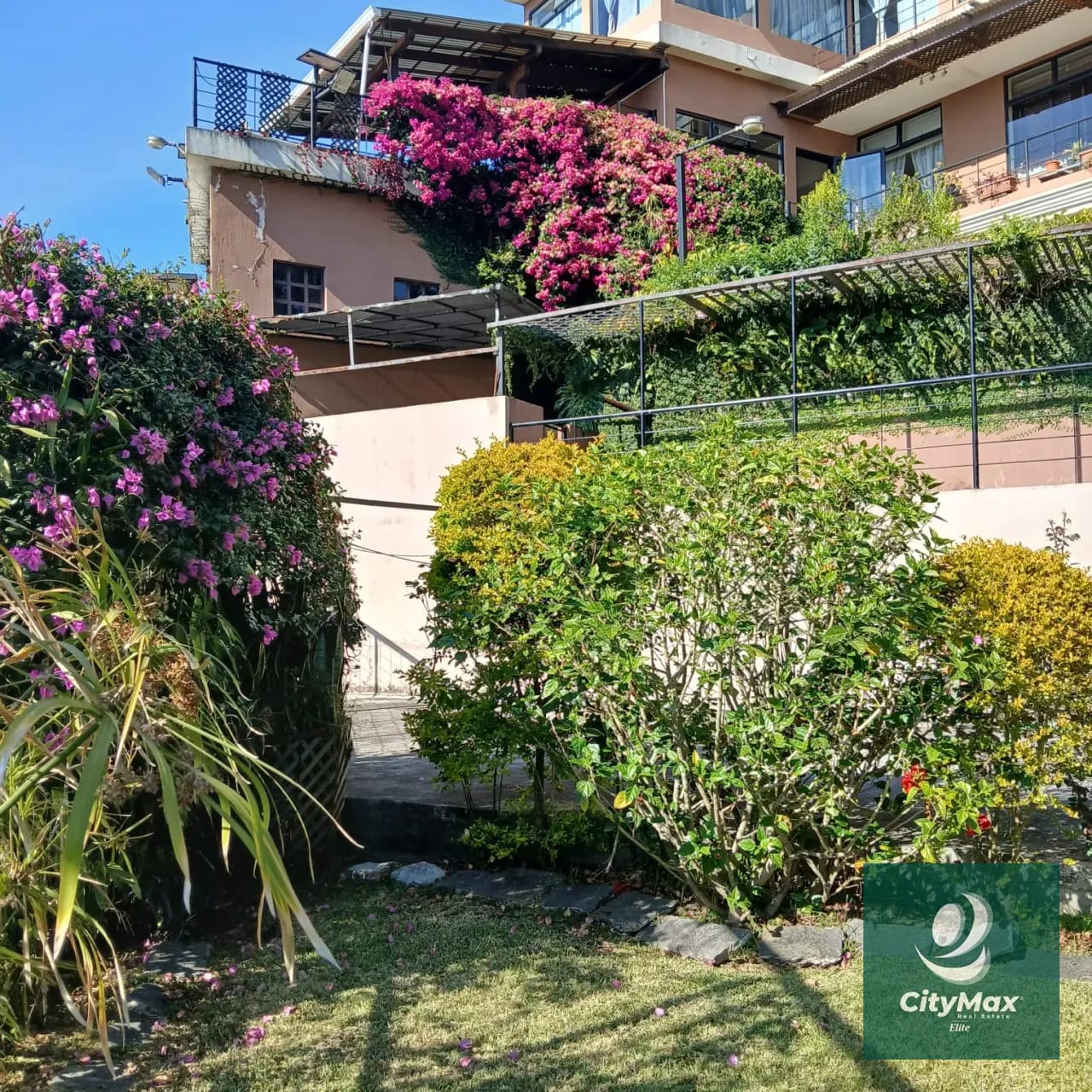 Espectacular casa en Condominio Residencial en Santa Catarina Pinula, Bellas Luces — Casa en Venta en Bellas Luces, Santa Catarina Pinula, Guatemala, Ciudad — foto 2 de 10