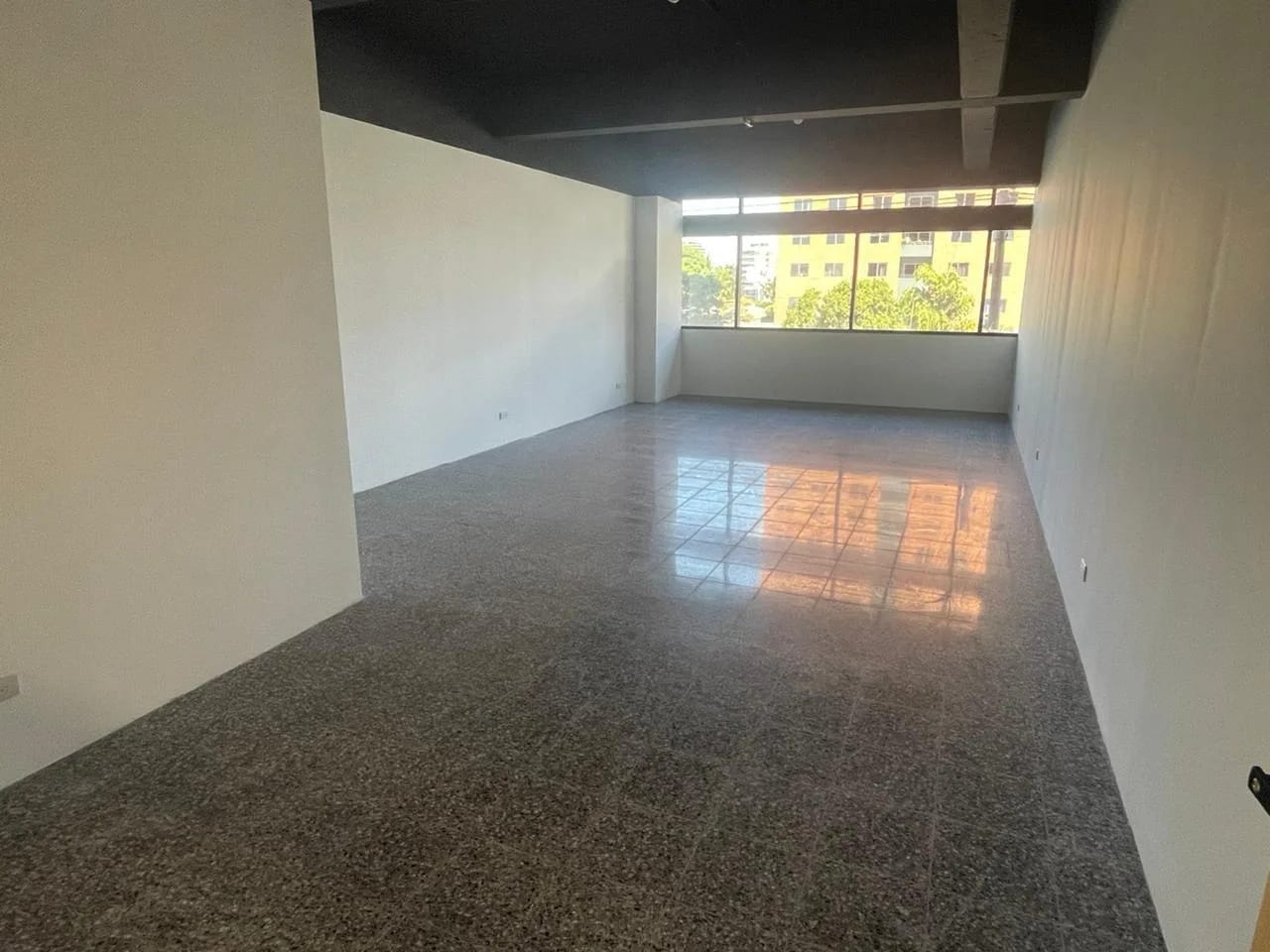 Oficina en Zona 10 — Oficina en Alquiler en Zona 10, Guatemala, Ciudad — foto 1 de 10