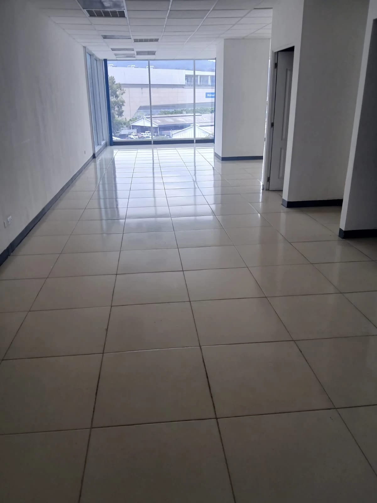 Oficina en Zona 10 — Oficina en Alquiler en Zona 10, Guatemala, Ciudad — foto 1 de 6