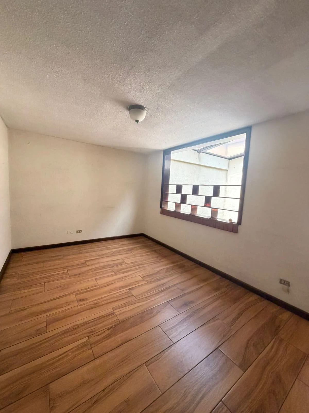 Casa en Zona 10 — Casa en Alquiler en Zona 10, Guatemala, Ciudad — foto 4 de 12