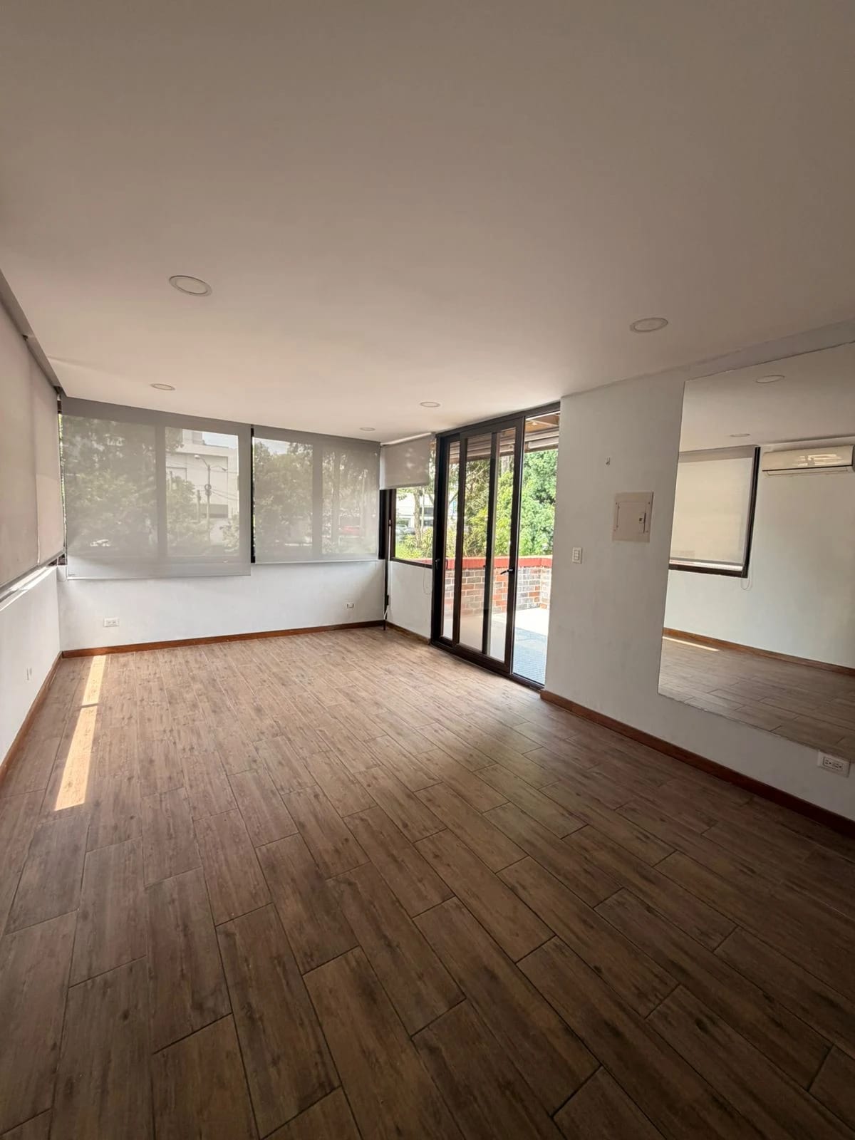 Casa en Zona 10 — Casa en Alquiler en Zona 10, Guatemala, Ciudad — foto 1 de 12