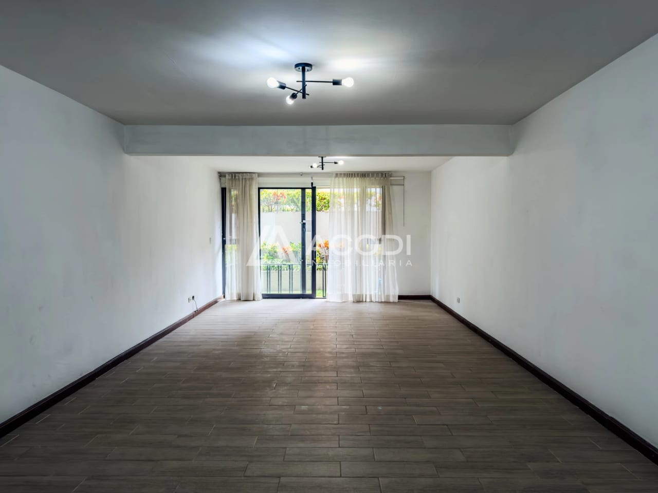 Apartamento en Zona 10 - Image 1