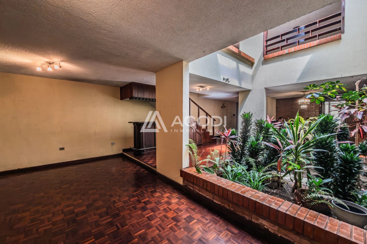 Casa en Zona 10 — Casa en Alquiler en Zona 10, Guatemala, Ciudad — foto 1 de 11