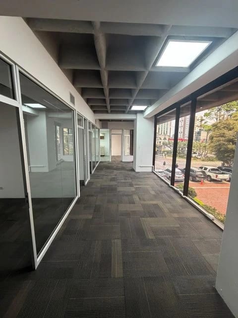 Oficina en Zona 10 — Oficina en Alquiler en Zona 10, Guatemala, Ciudad — foto 1 de 6