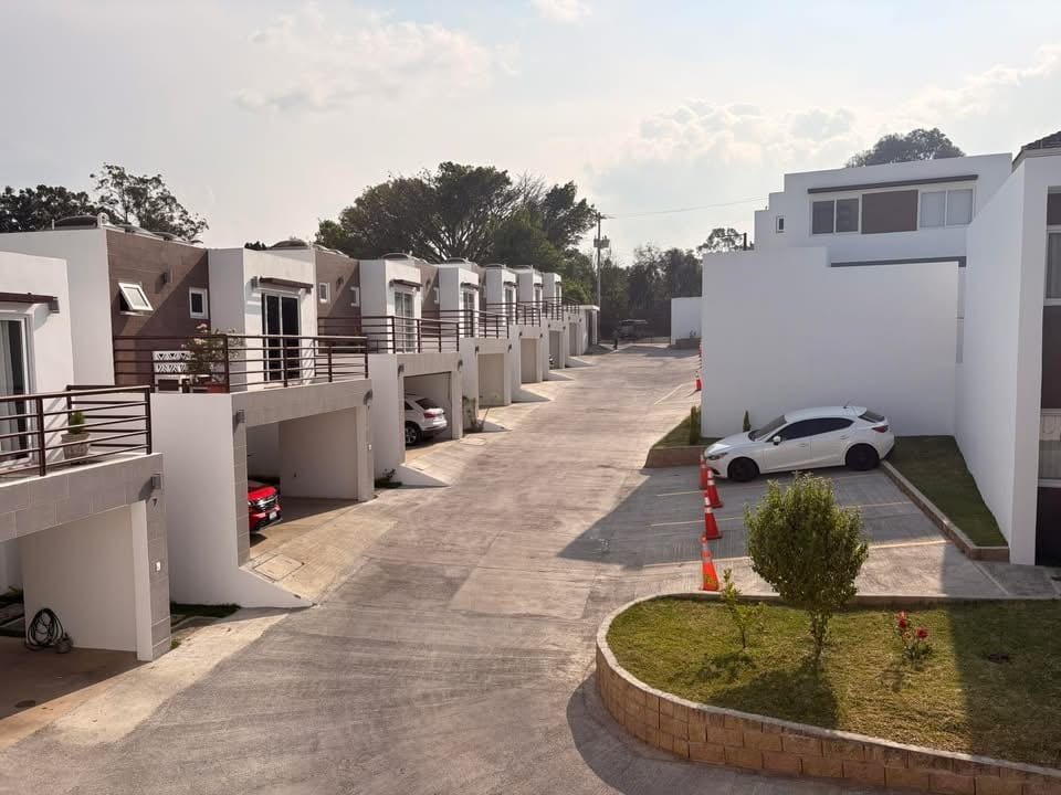 ESTRENA CASA EN SANTE CIUDAD SAN CRISTOBAL APROVECHA NUESTRA PROMOCIÓN CONTSCTANOS — Casa en Venta en Zona 8 Mixco, Guatemala, Ciudad — foto 2 de 14