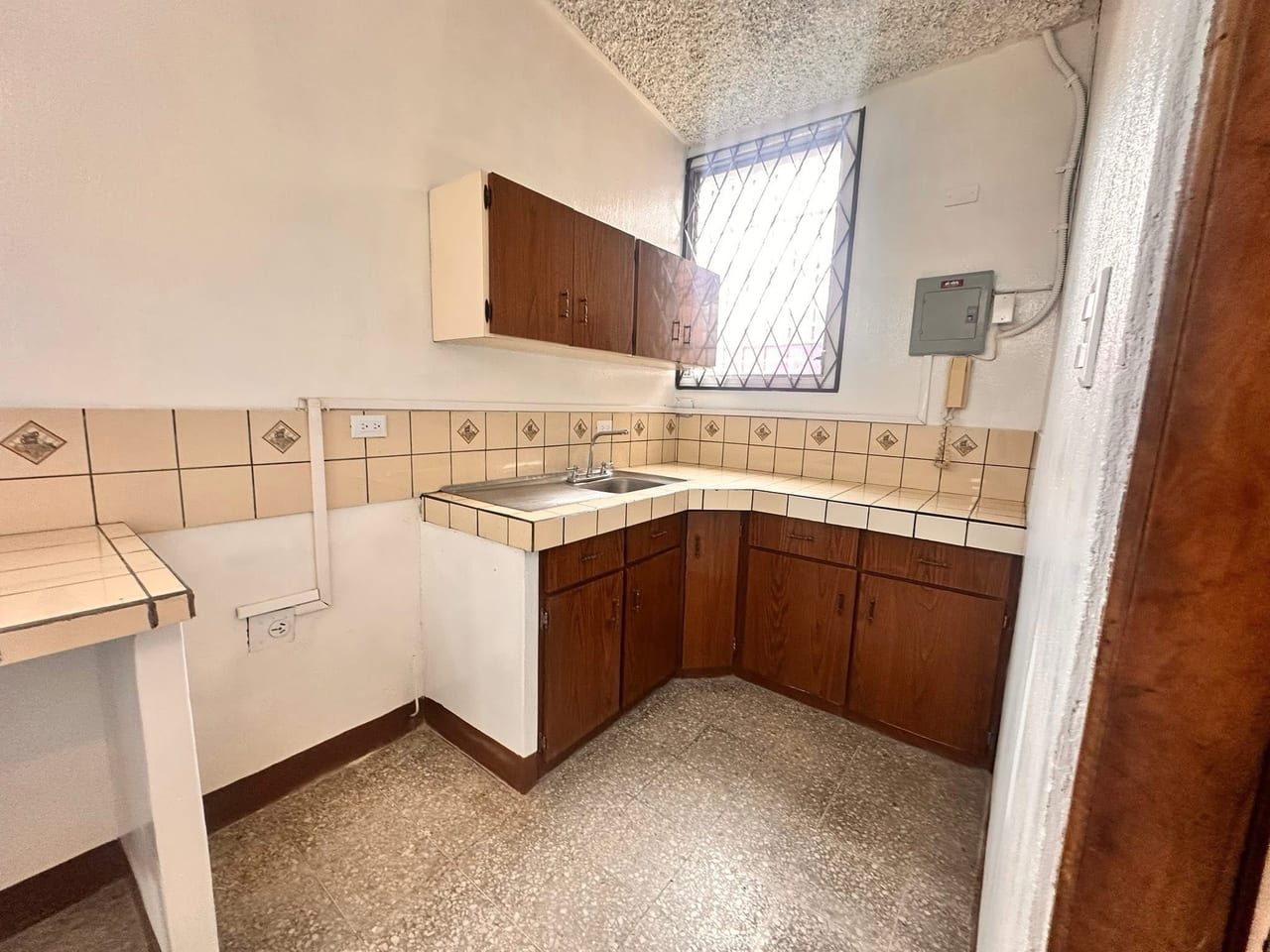ALQUILO AMPLIA PROPIEDAD EN BULEVAR SUR COUDAD SAN CRISTOBAL PARA OFICINAS O EMPRESA — Casa en Alquiler en Zona 8 Mixco, Guatemala, Ciudad — foto 5 de 16