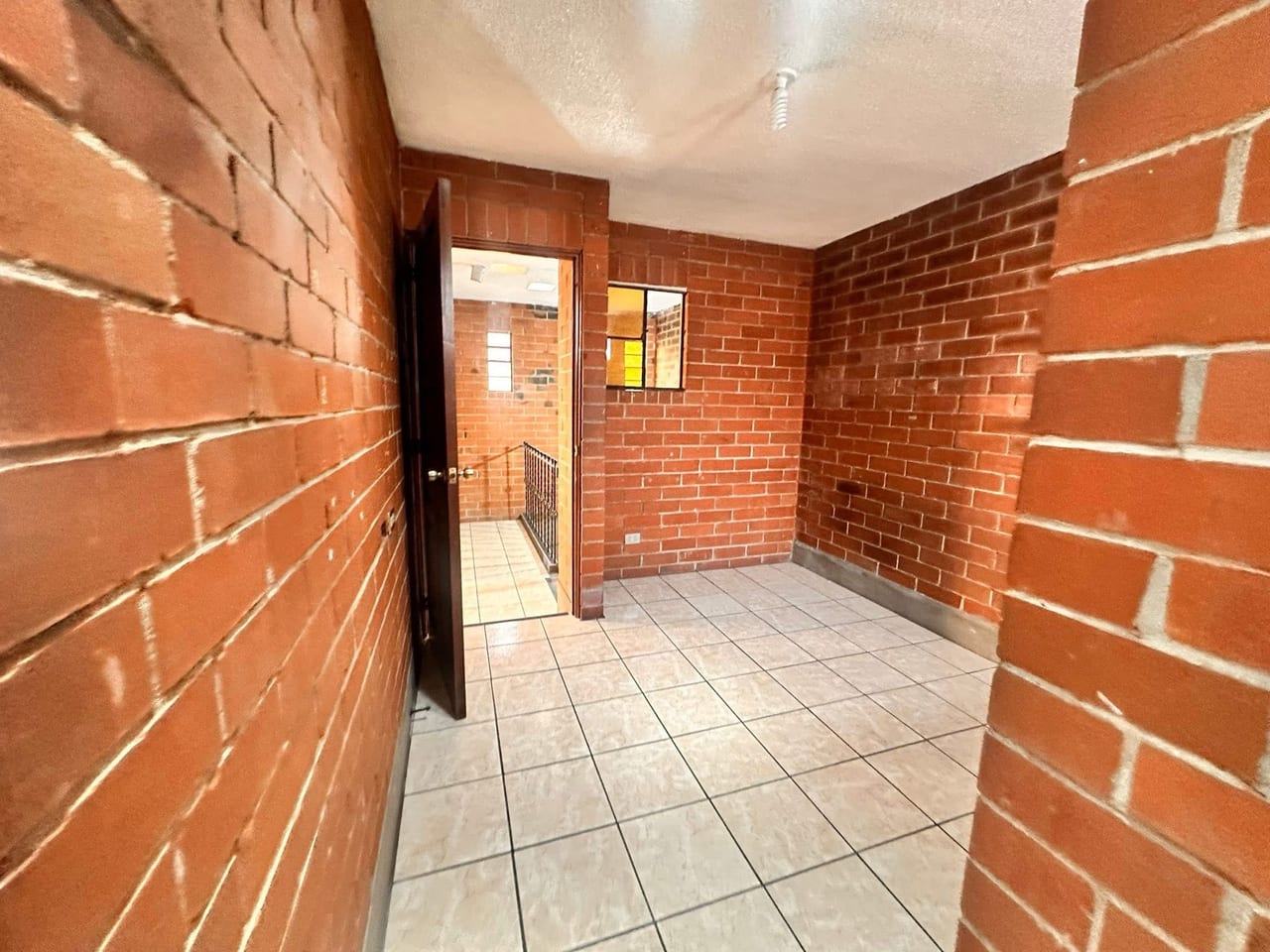 ALQUILO AMPLIA PROPIEDAD EN BULEVAR SUR COUDAD SAN CRISTOBAL PARA OFICINAS O EMPRESA — Casa en Alquiler en Zona 8 Mixco, Guatemala, Ciudad — foto 10 de 16