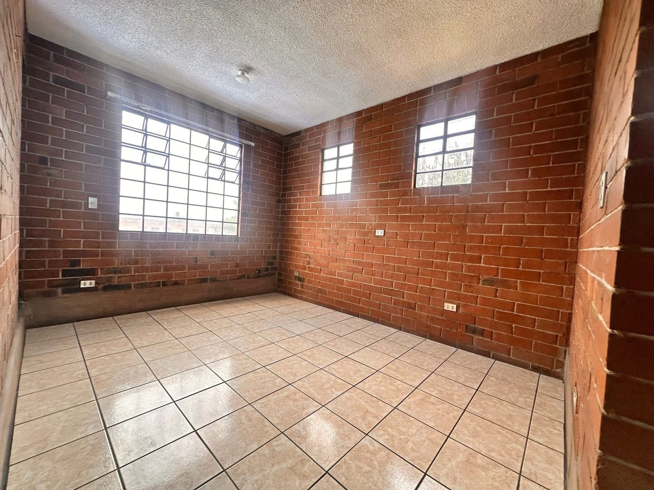 ALQUILO AMPLIA PROPIEDAD EN BULEVAR SUR COUDAD SAN CRISTOBAL PARA OFICINAS O EMPRESA — Casa en Alquiler en Zona 8 Mixco, Guatemala, Ciudad — foto 11 de 16