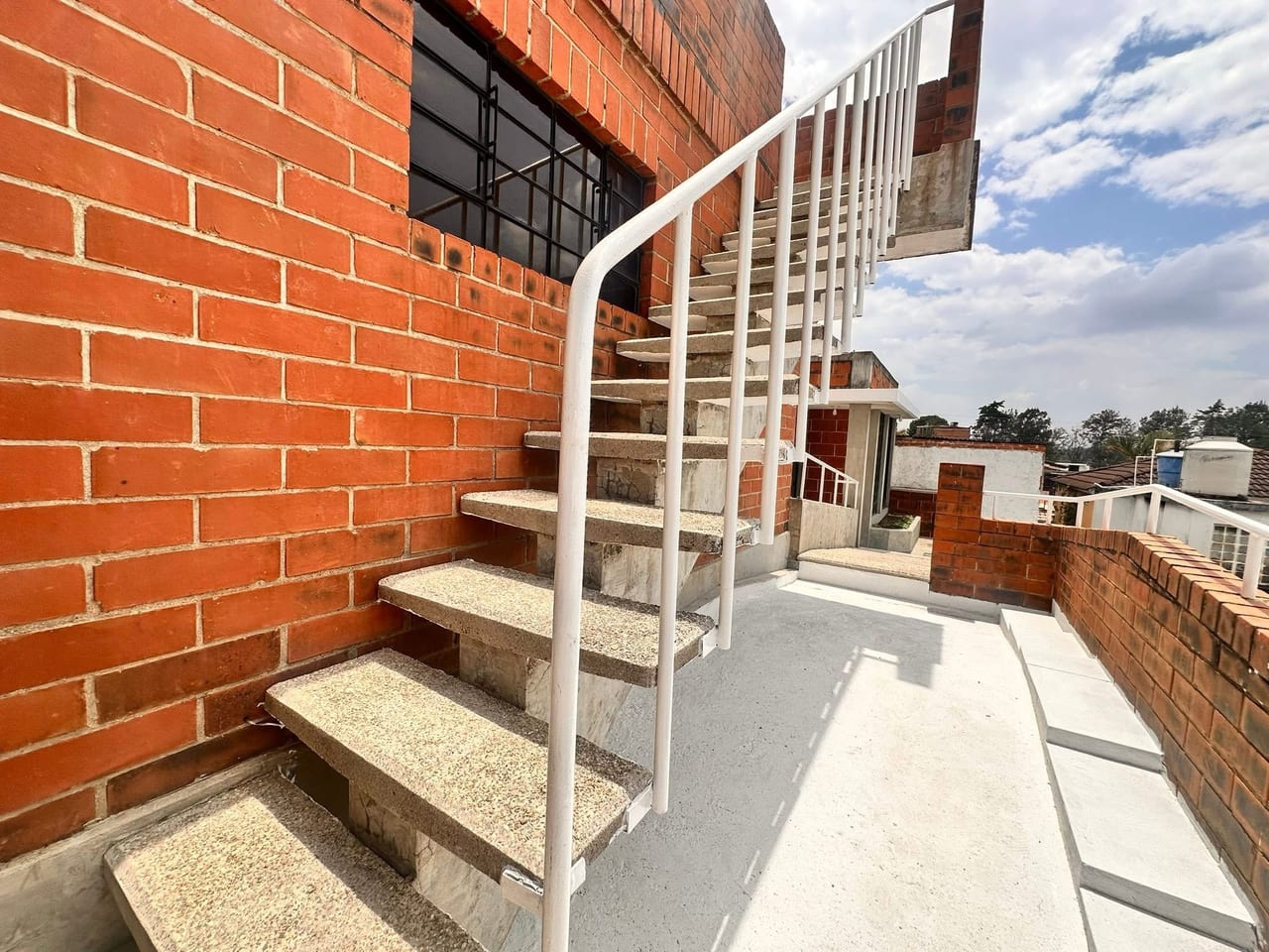 ALQUILO AMPLIA PROPIEDAD EN BULEVAR SUR COUDAD SAN CRISTOBAL PARA OFICINAS O EMPRESA — Casa en Alquiler en Zona 8 Mixco, Guatemala, Ciudad — foto 13 de 16