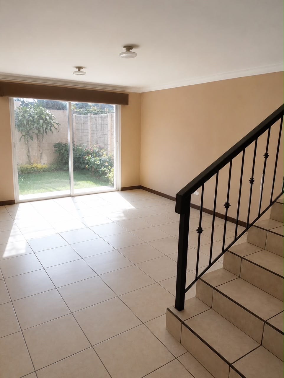 VENDO O RENTÓ CASA EN PRADOS DE SAN CRISTOBAL TIPO ROMA CON LOFT — Casa en Venta en Prados de San Cristóbal, Zona 8 Mixco, Guatemala, Ciudad — foto 1 de 10