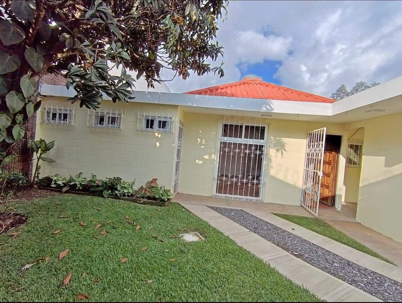Casa en Renta Ciudad San Cristobal Cercano a Pinares — Casa en Alquiler en Zona 8 Mixco, Guatemala, Ciudad — foto 1 de 10