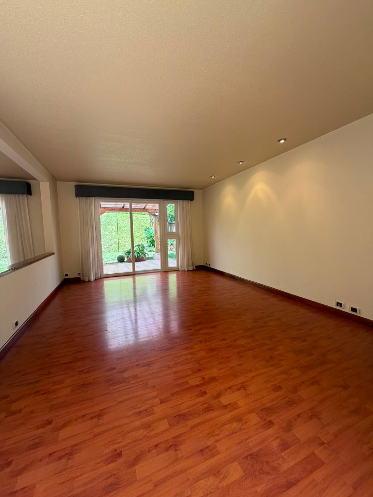 Hermosa Casa en Venta Bosques de las Luces — Casa en Venta en Bosques de Las Luces, Carretera a El Salvador, Guatemala, Ciudad — foto 3 de 12