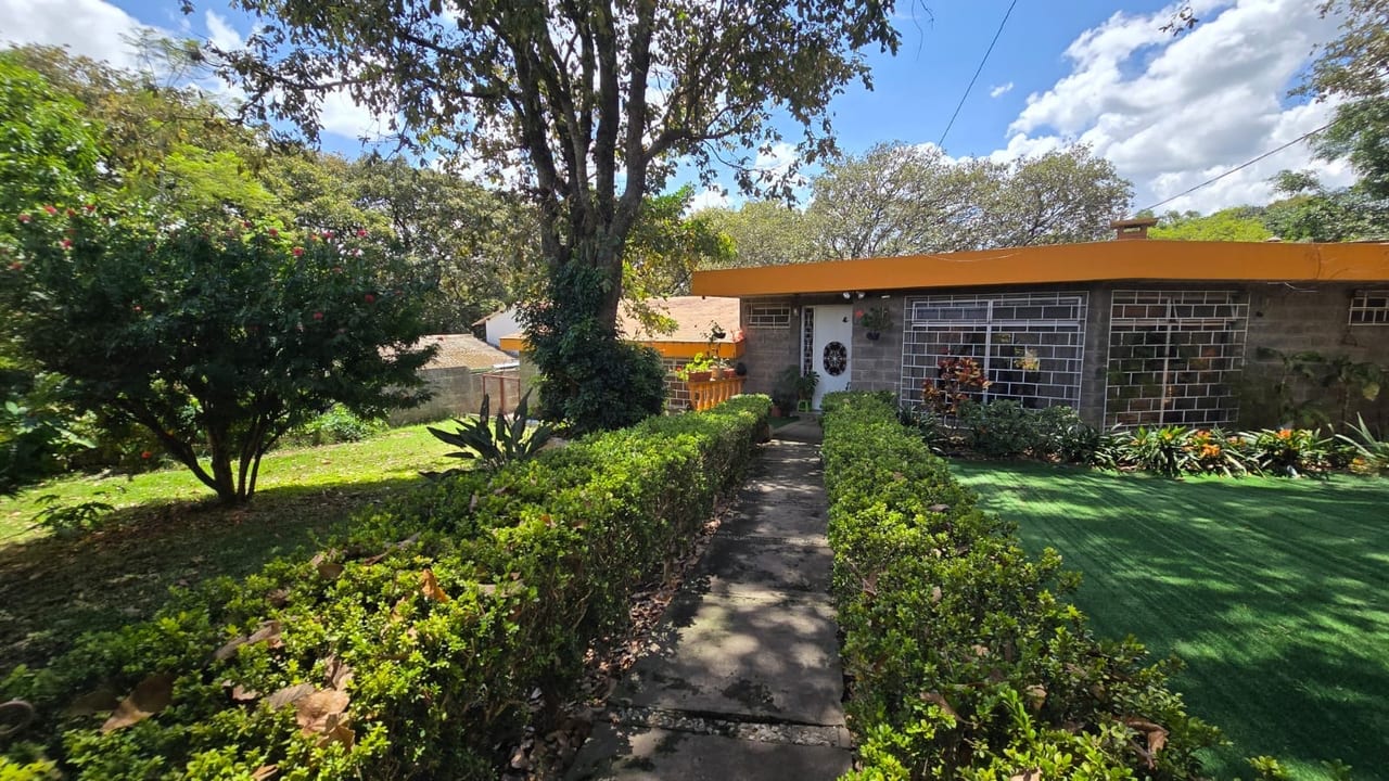 Hermosa y Amplia Propiedad en Venta en San Cristóbal, Mixco! ✨🏡 — Casa en Venta en Zona 8 Mixco, Guatemala, Ciudad — foto 2 de 14