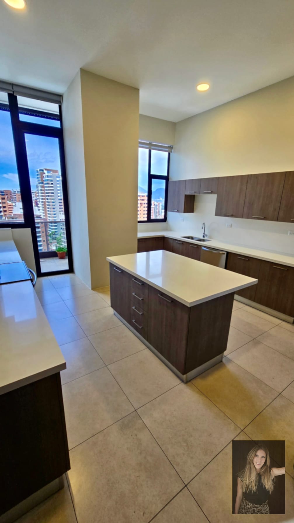 Apartamento en renta Edificio Santa Ines zona 14 - Image 3