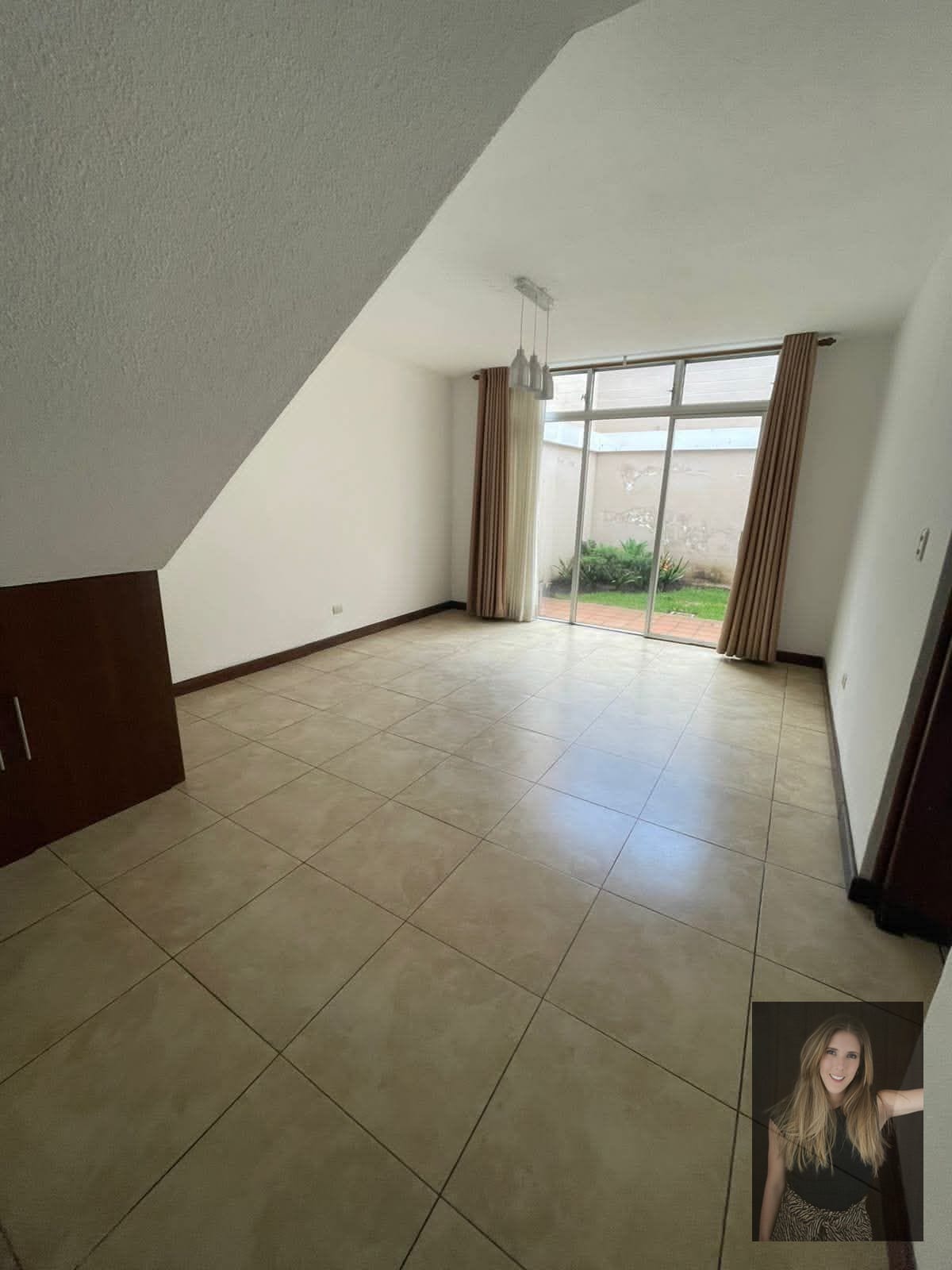 Casa en renta dentro de condominio sector La Villa zona 14 — Apartamento en Alquiler en Zona 14, Guatemala, Ciudad — foto 2 de 17