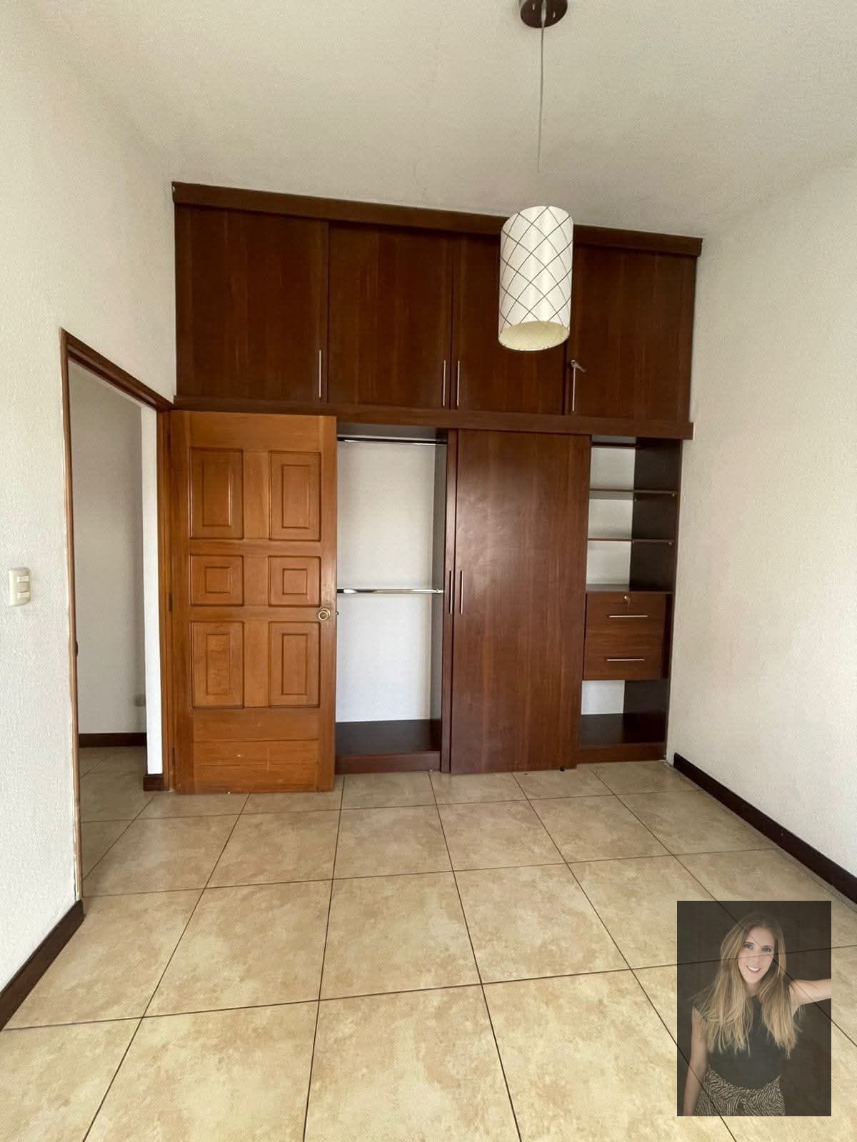 Casa en renta dentro de condominio sector La Villa zona 14 — Apartamento en Alquiler en Zona 14, Guatemala, Ciudad — foto 3 de 17