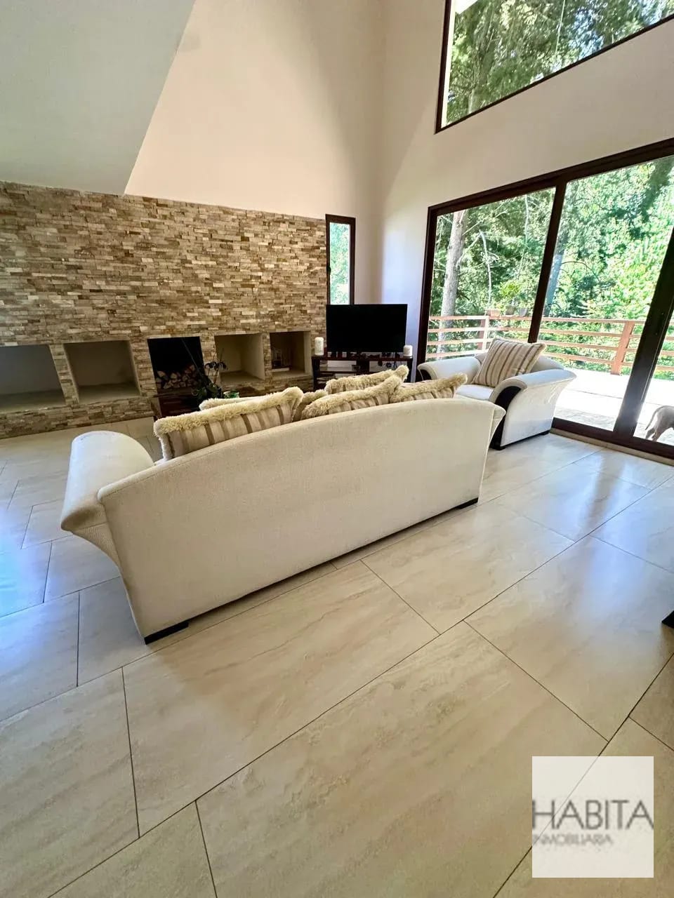 Amplia Casa en Renta cerca de Cayalá — Casa en Alquiler en Zona 16, Guatemala, Ciudad — foto 2 de 11