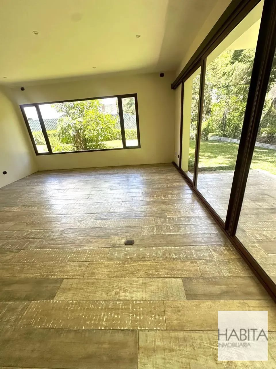 Amplia Casa en Renta cerca de Cayalá — Casa en Alquiler en Zona 16, Guatemala, Ciudad — foto 10 de 11