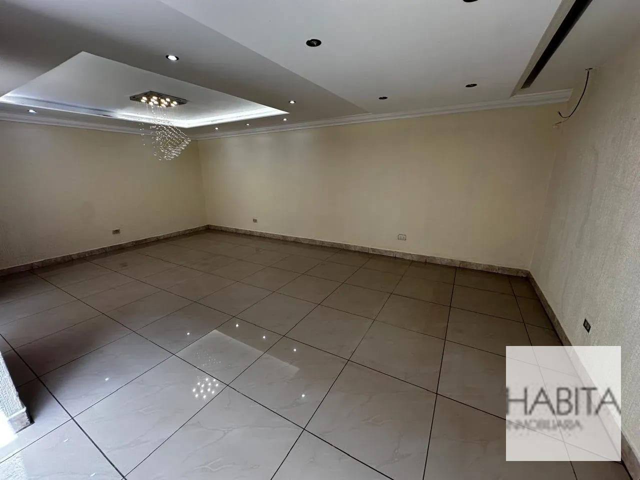 Residencia de 3 niveles en Renta – zona 10 — Casa en Alquiler en Zona 10, Guatemala, Ciudad — foto 3 de 17