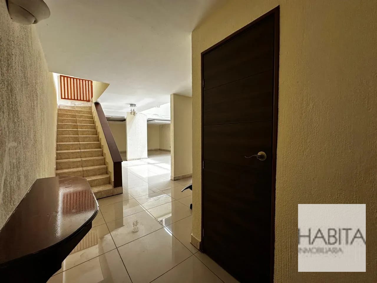 Residencia de 3 niveles en Renta – zona 10 — Casa en Alquiler en Zona 10, Guatemala, Ciudad — foto 4 de 17
