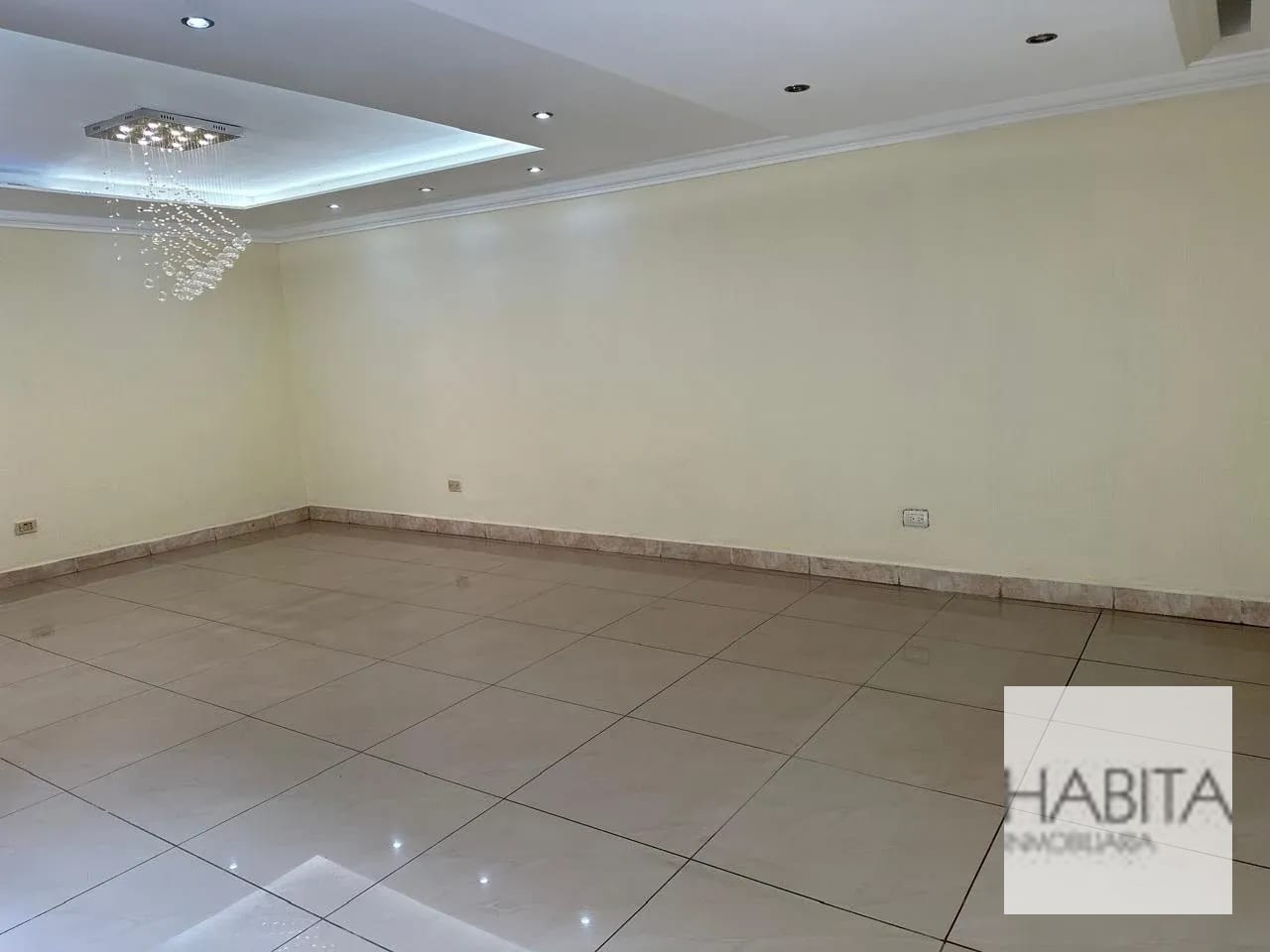 Residencia de 3 niveles en Renta – zona 10 — Casa en Alquiler en Zona 10, Guatemala, Ciudad — foto 2 de 17