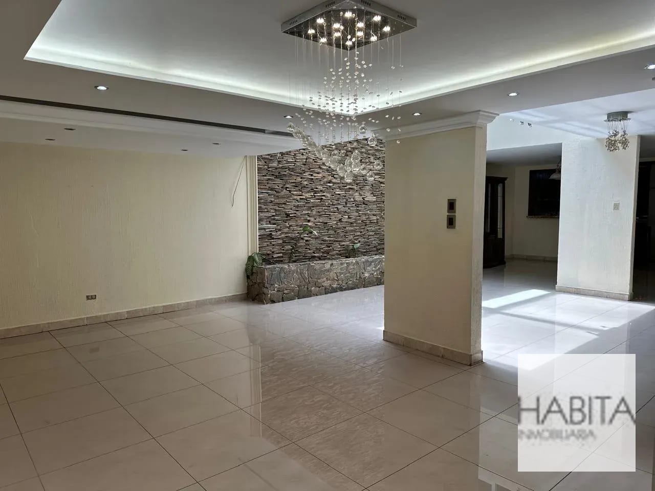 Residencia de 3 niveles en Renta – zona 10 — Casa en Alquiler en Zona 10, Guatemala, Ciudad — foto 1 de 17