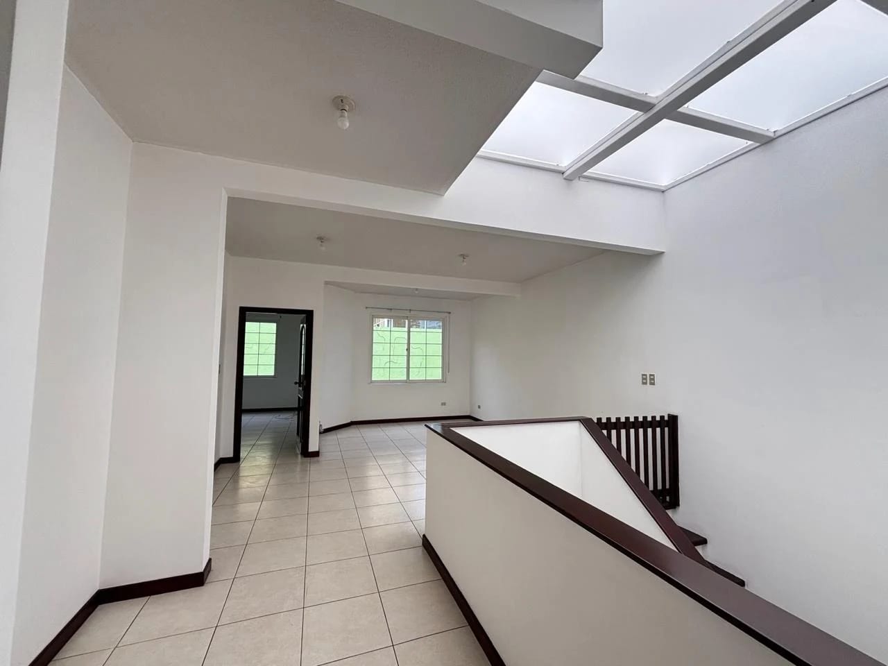 Casa en Venta en Entreverdes con Amplio Jardin — Casa en Venta en Entreverdes, Carretera a El Salvador, Guatemala, Ciudad — foto 3 de 8