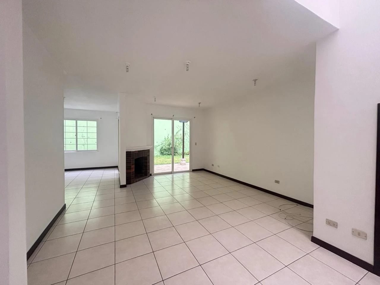 Casa en Venta en Entreverdes con Amplio Jardin — Casa en Venta en Entreverdes, Carretera a El Salvador, Guatemala, Ciudad — foto 4 de 8