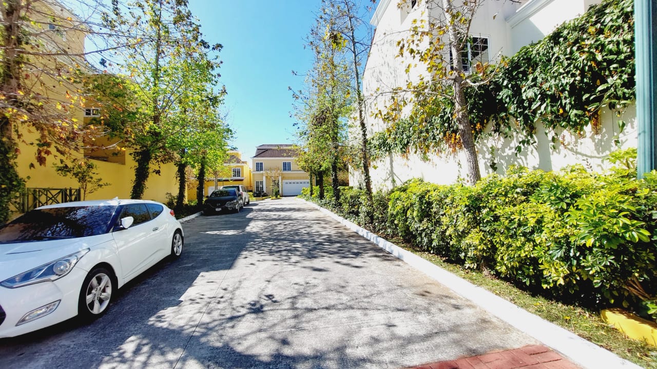Casa en Venta en Entreverdes — Casa en Venta en Entreverdes, Carretera a El Salvador, Guatemala, Ciudad — foto 5 de 7