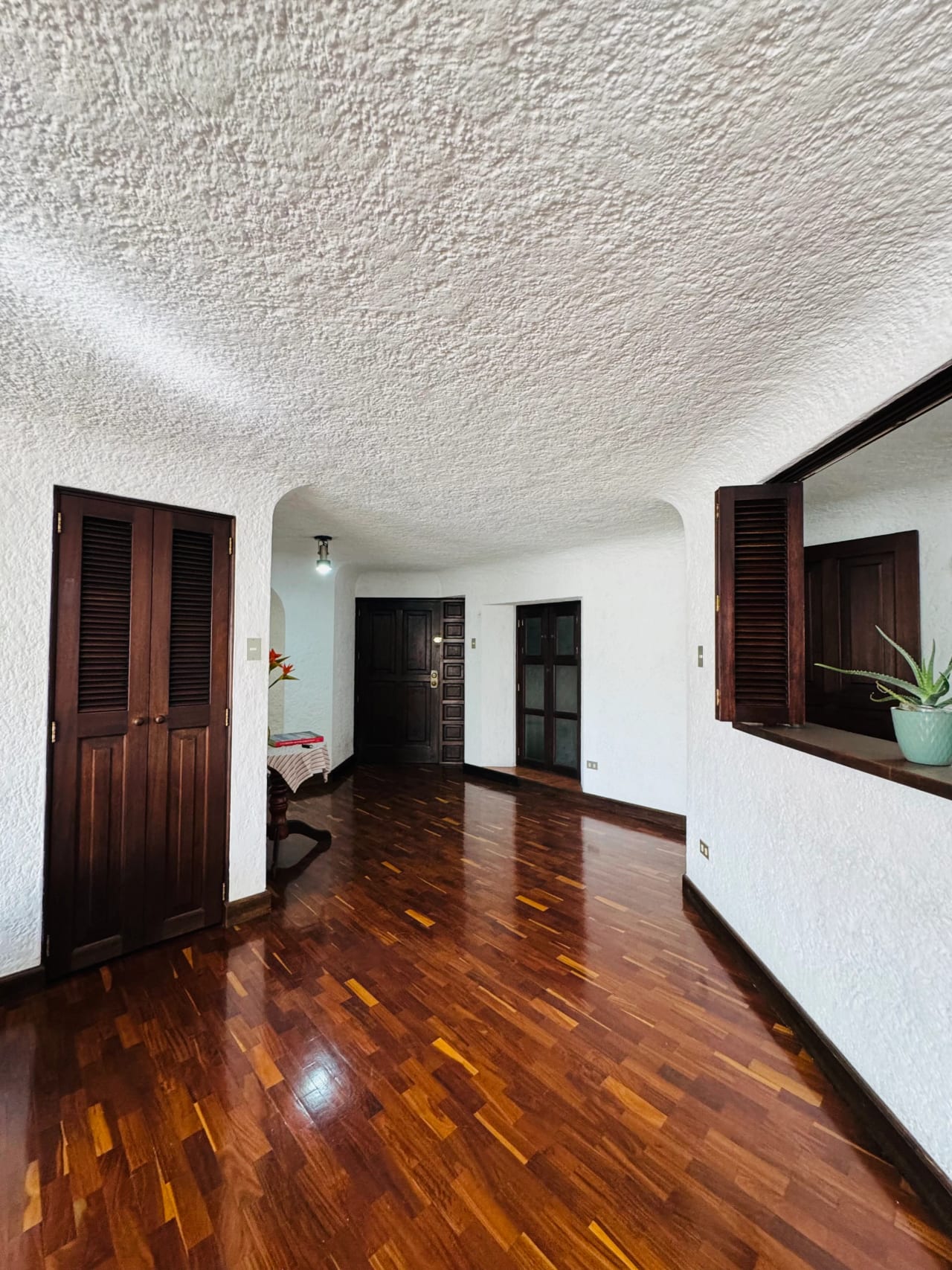 Apartamento en Renta en el Corazon de Zona 10 — Apartamento en Alquiler en Las Cañas, Zona 10, Guatemala, Ciudad — foto 4 de 8