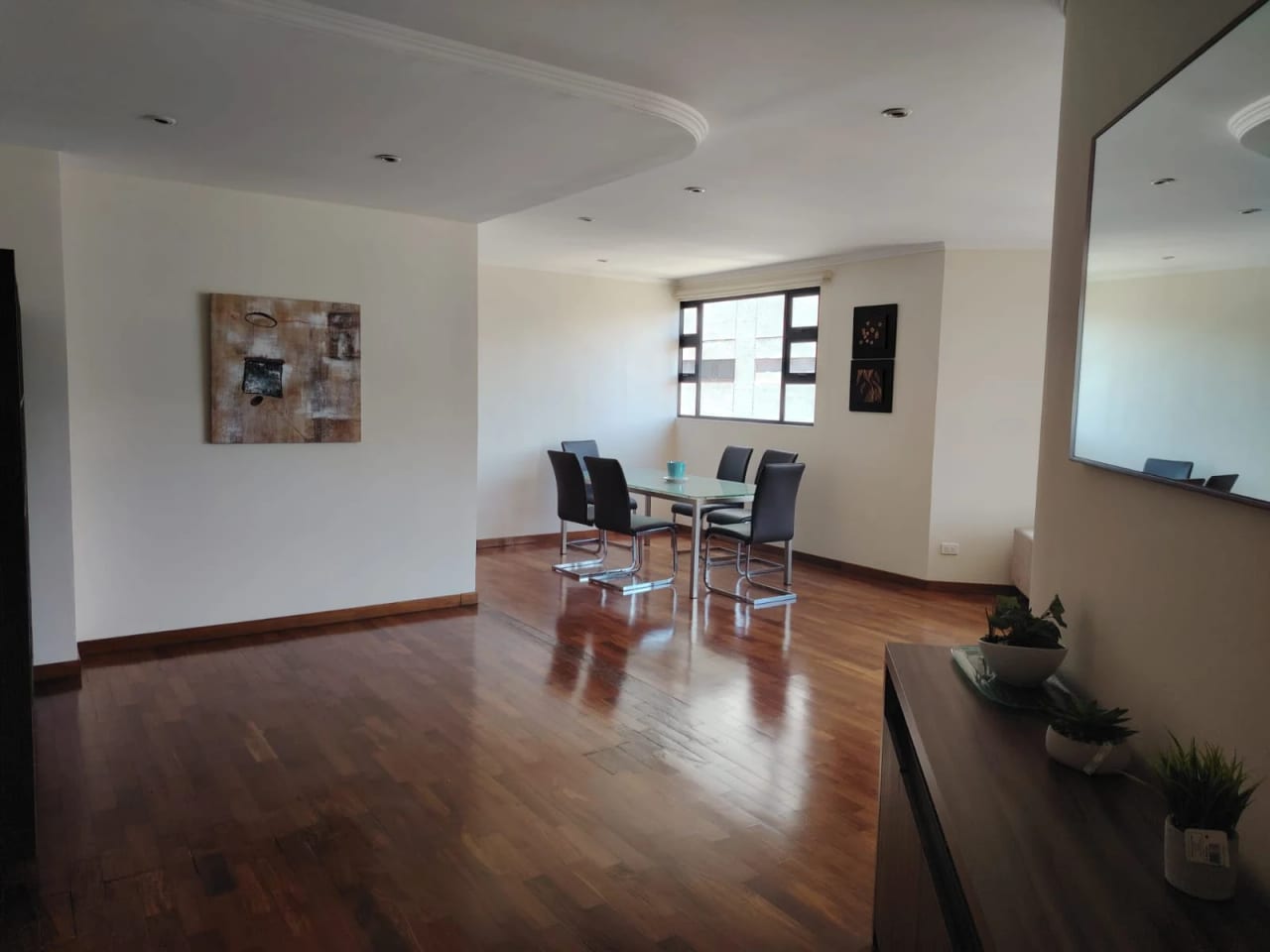 Apartamento semiamueblado en zona 14 — Apartamento en Alquiler en Real de Las Américas, Zona 14, Guatemala, Ciudad — foto 2 de 7
