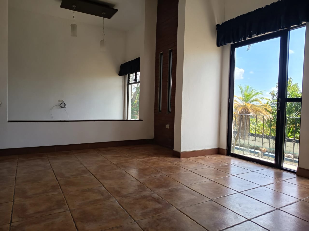 Casa Grande en Renta en San Cristobal — Casa en Alquiler en Zona 8 Mixco, Guatemala, Ciudad — foto 1 de 5