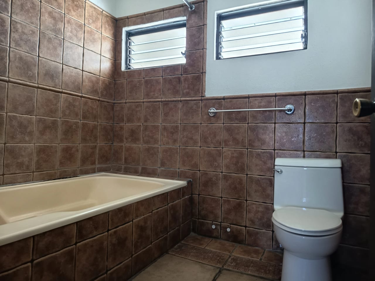 Casa Grande en Renta en San Cristobal — Casa en Alquiler en Zona 8 Mixco, Guatemala, Ciudad — foto 4 de 5