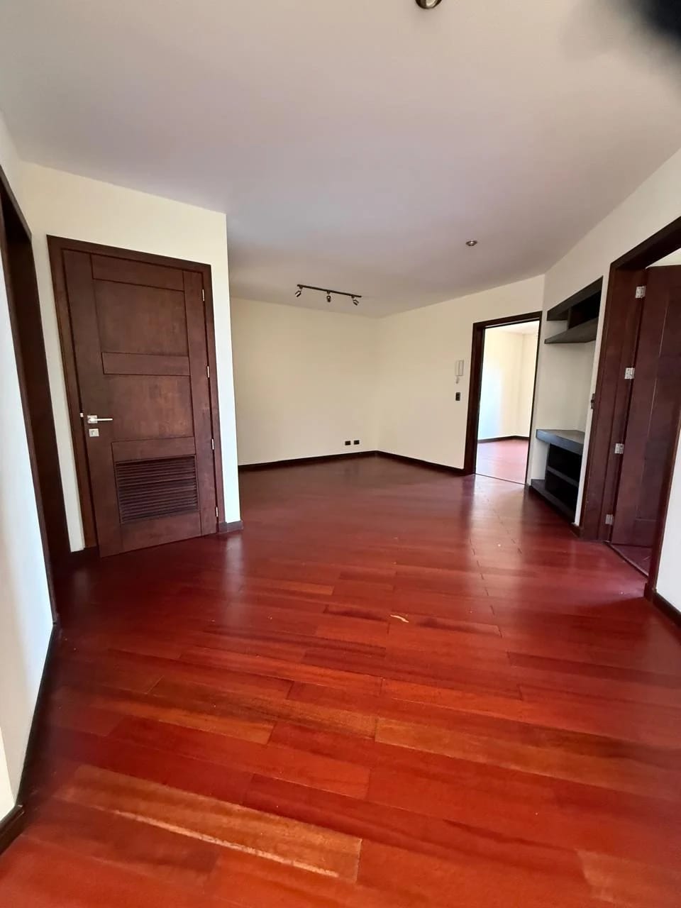 Bella Casa El Prado 3 habitaciones + servicio — Casa en Alquiler en El Prado, Zona 10, Guatemala, Ciudad — foto 9 de 14