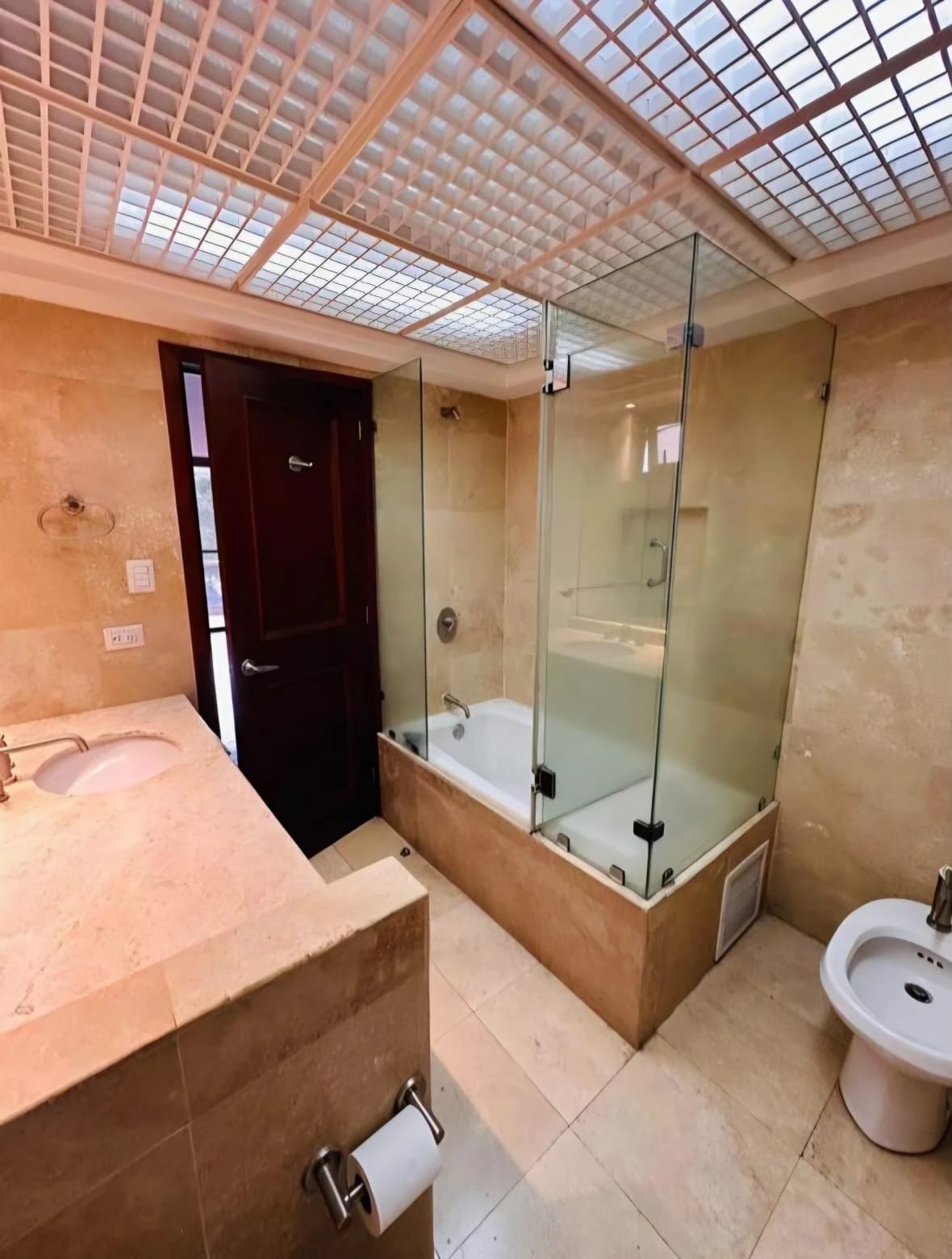 Apartamento amplio RENTA Tiffany z10 3 hab y servicio — Apartamento en Alquiler en Tiffany II, Zona 10, Guatemala, Ciudad — foto 6 de 14