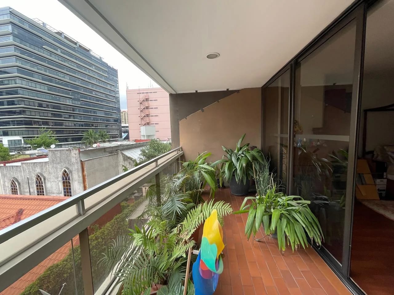 Apartamento amplio RENTA Tiffany z10 3 hab y servicio — Apartamento en Alquiler en Tiffany II, Zona 10, Guatemala, Ciudad — foto 9 de 14