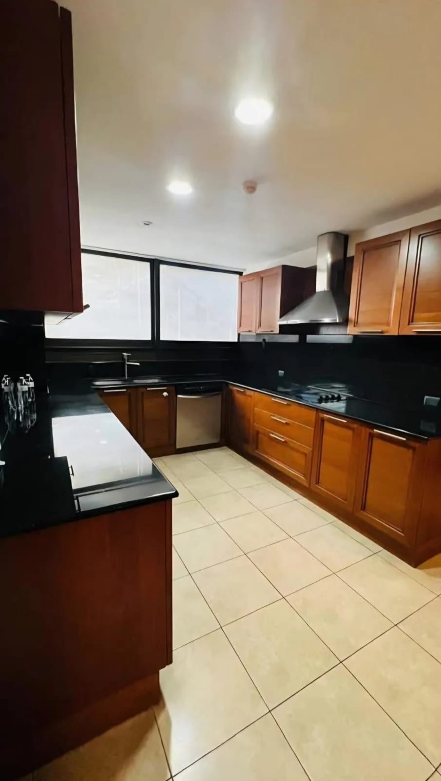 Apartamento amplio RENTA Tiffany z10 3 hab y servicio — Apartamento en Alquiler en Tiffany II, Zona 10, Guatemala, Ciudad — foto 13 de 14