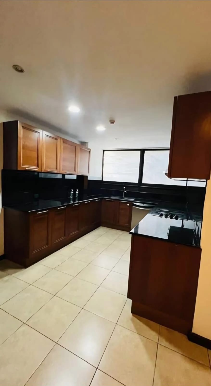 Apartamento amplio RENTA Tiffany z10 3 hab y servicio — Apartamento en Alquiler en Tiffany II, Zona 10, Guatemala, Ciudad — foto 14 de 14