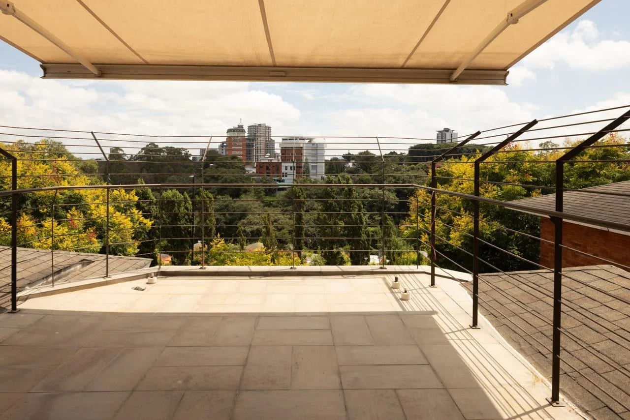 Casa renta La Joya zona 10 5 hab + cuarto servicio — Casa en Alquiler en Zona 10, Guatemala, Ciudad — foto 4 de 7