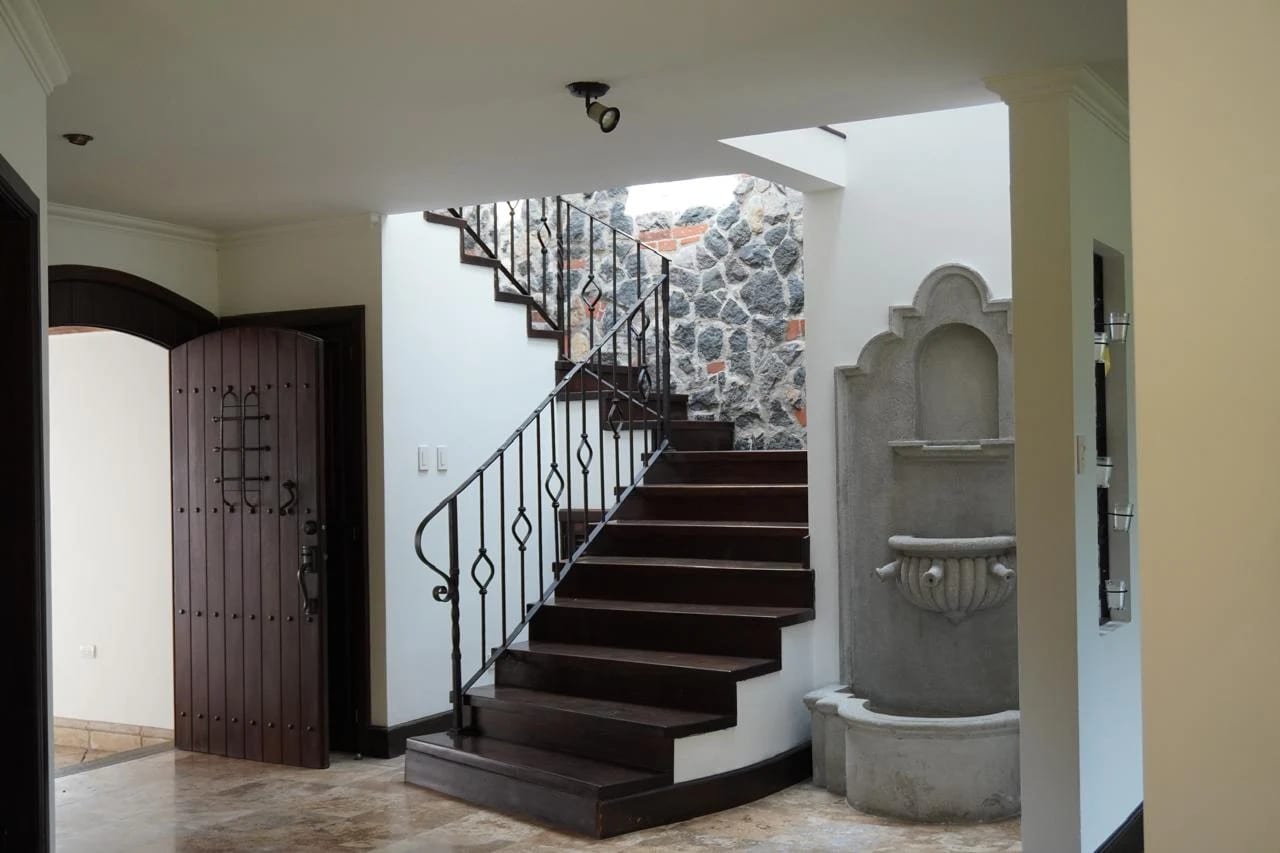 Casa estilo colonial zona 10 El Prado 4 habitaciones — Apartamento en Venta en El Prado, Zona 10, Guatemala, Ciudad — foto 4 de 11