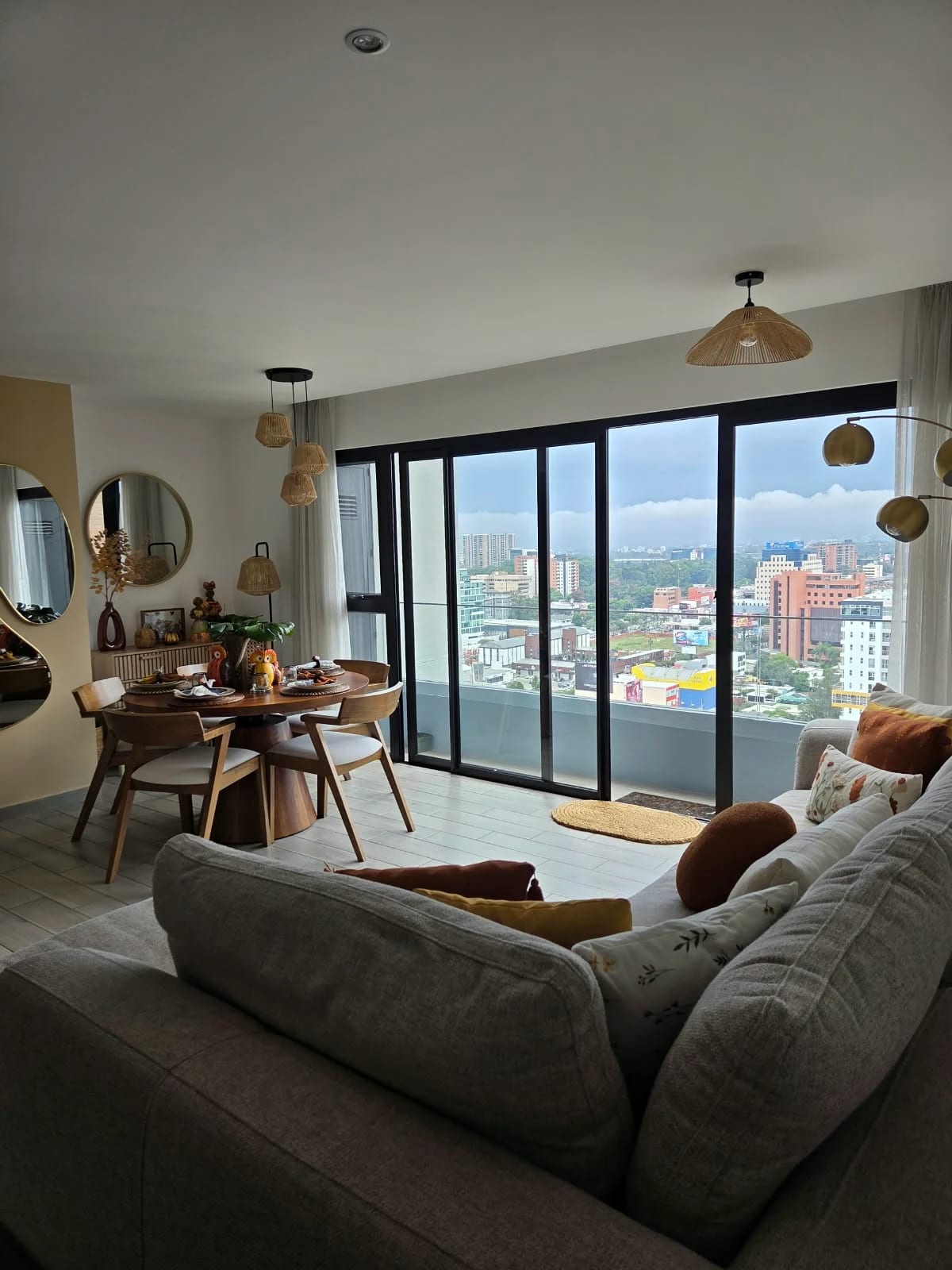 Apartamento renta Parque 10 3 habitaciones — Apartamento en Alquiler en Parque 10, Zona 10, Guatemala, Ciudad — foto 1 de 17