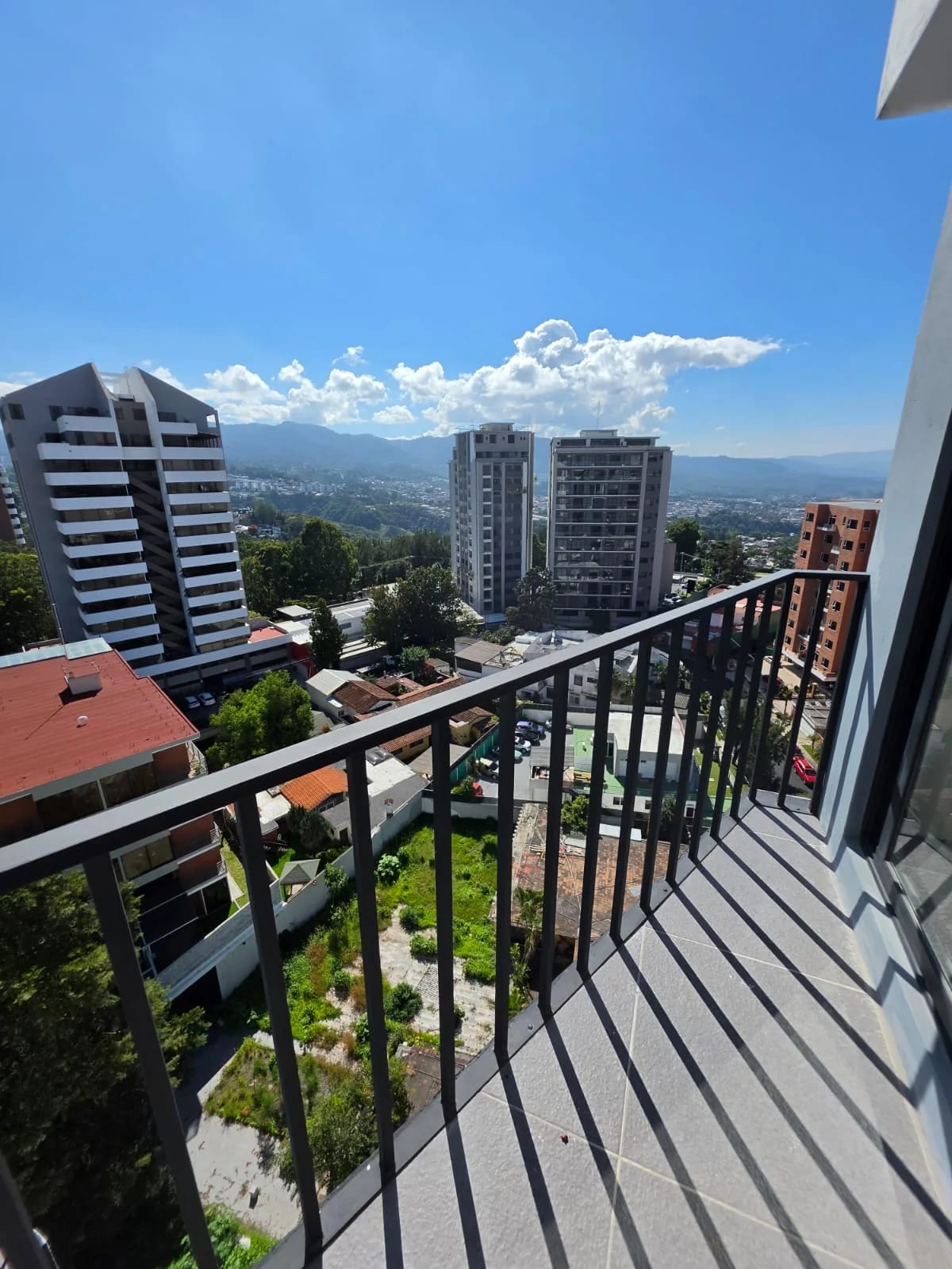 Apartamento alquiler Torre Milea zona 13 3 habitaciones — Apartamento en Alquiler en Zona 13, Guatemala, Ciudad — foto 2 de 11