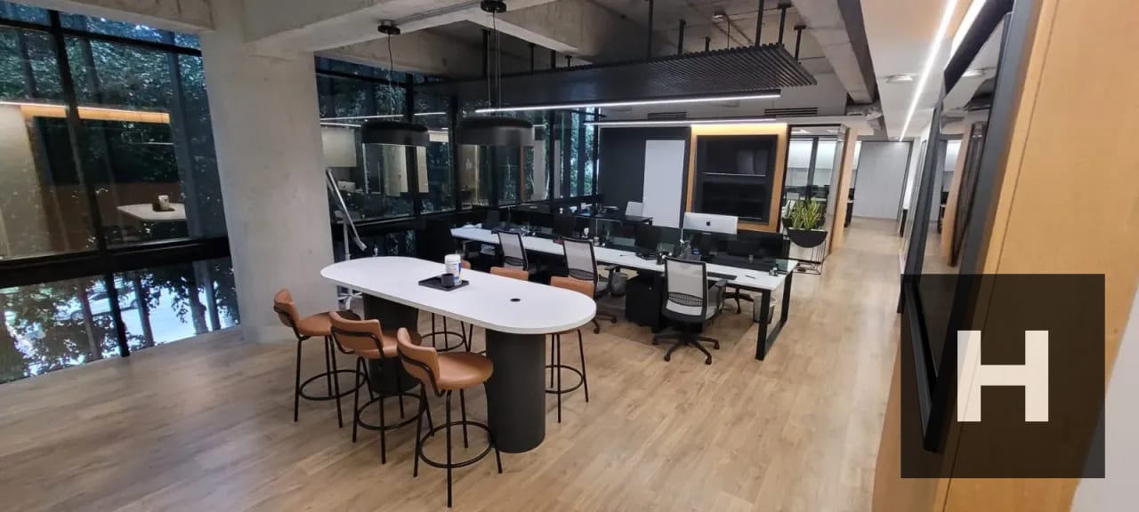 Mesa y Area de Trabajo — Oficina Plug & Play en Renta | Zona 14 | 212 m² — Oficina en Alquiler en Burgó, Zona 14, Guatemala, Ciudad — foto 3 de 13