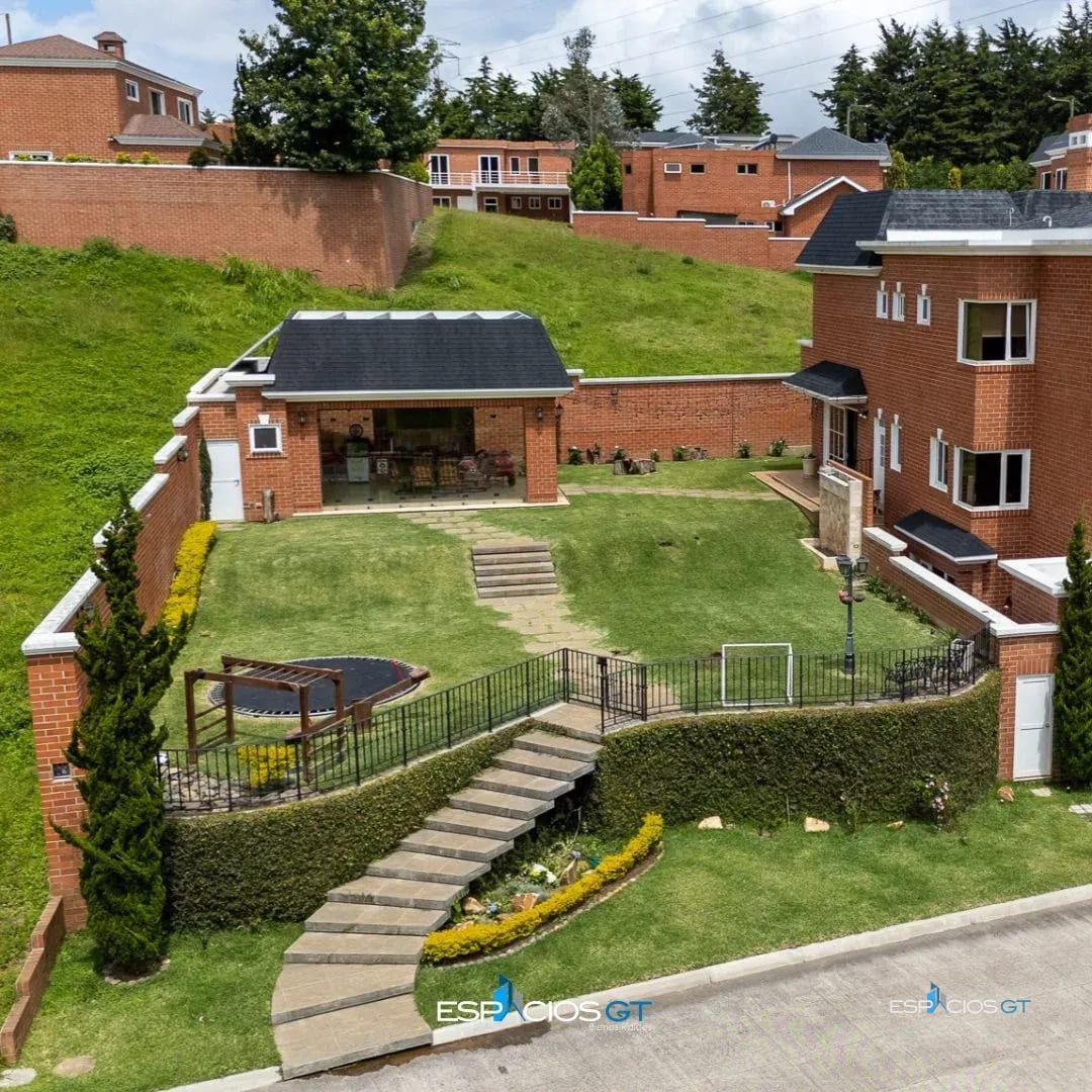 Hermosa casa con amplio jardín y terreno adicional Km. 16.5 CAES — Casa en Venta en Carretera a El Salvador, Guatemala, Ciudad — foto 1 de 6
