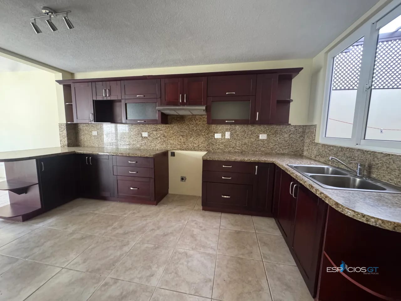 Casa Amplia en Villas de Entreverdes CAES, Entrada a Fraijanes — Casa en Venta en Villas de Entreverdes, Carretera a El Salvador, Guatemala, Ciudad — foto 7 de 10